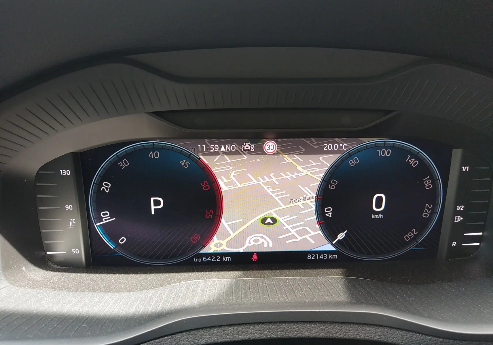 Tableau de bord numérique du Skoda Karoq 2022 affichant la vitesse à 0 km/h et la carte de navigation centrale.