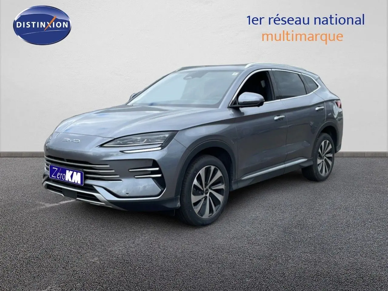 Vue 3/4 avant d’un BYD SEAL U gris métallisé, avec calandre épurée et jantes bi-ton distinctives.