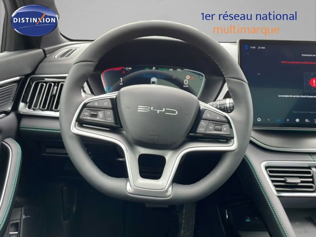 Vue intérieure centrée sur le volant BYD d’un SEAL U 2026 avec tableau de bord digital et écran tactile.