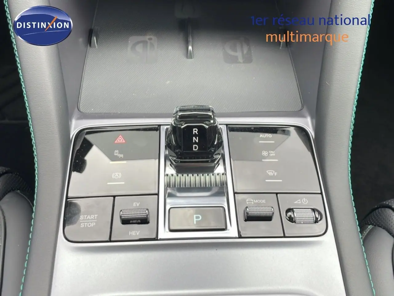 Gros plan sur la console centrale du BYD SEAL U 2026 en gris avec levier de vitesses et commandes tactiles.