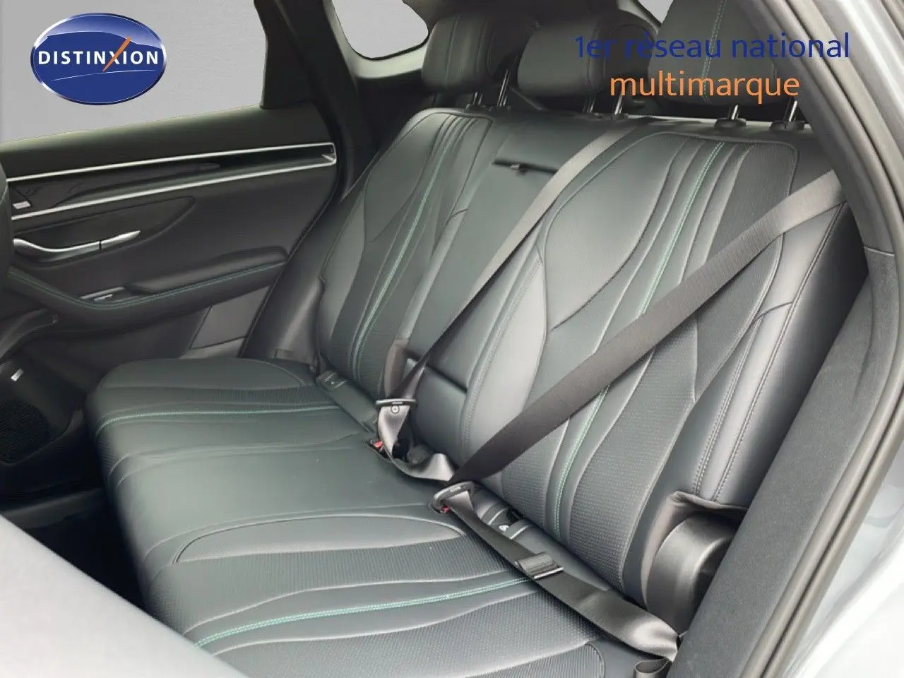 Vue intérieure du siège arrière en cuir noir avec surpiqûres vertes du BYD SEAL U 2026, version Comfort hybride rechargeable.