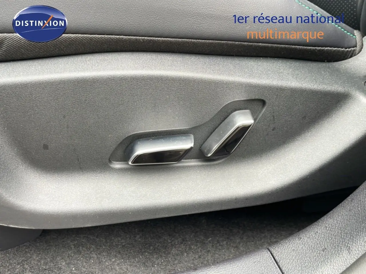 Gros plan sur les commandes électriques du siège conducteur d’un BYD SEAL U gris Time Grey Metal.