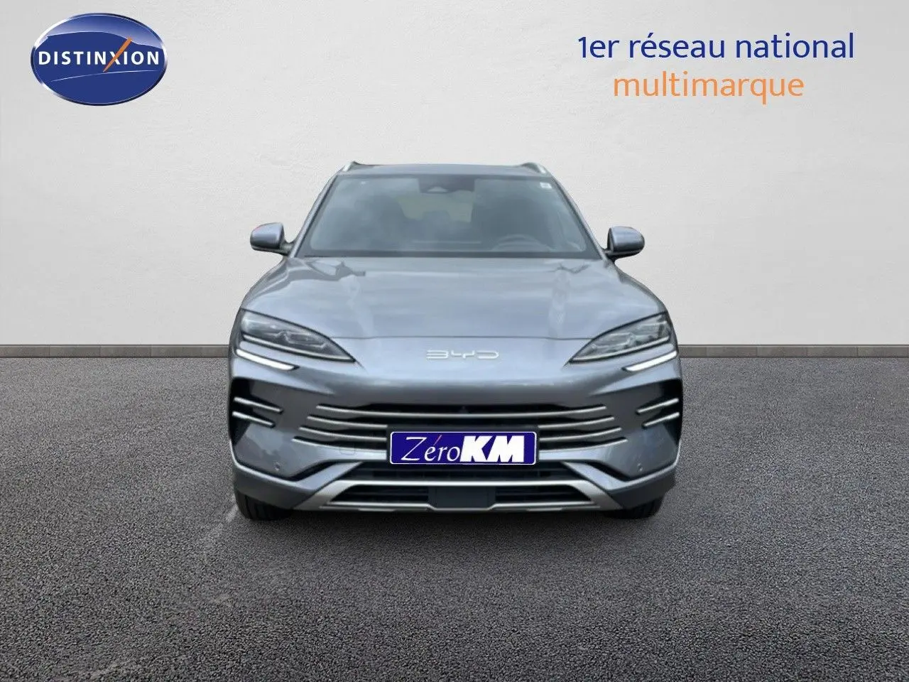 Vue avant du BYD SEAL U 1.5L DM-i PHEV 218CH Comfort en gris métallisé avec calandre et phares LED fins.