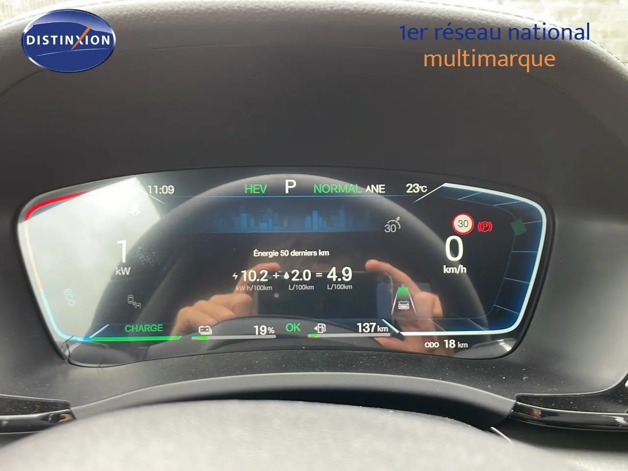Vue rapprochée du tableau de bord numérique du BYD SEAL U 2026 en gris, affichant les données de consommation et vitesse à l'arrêt.