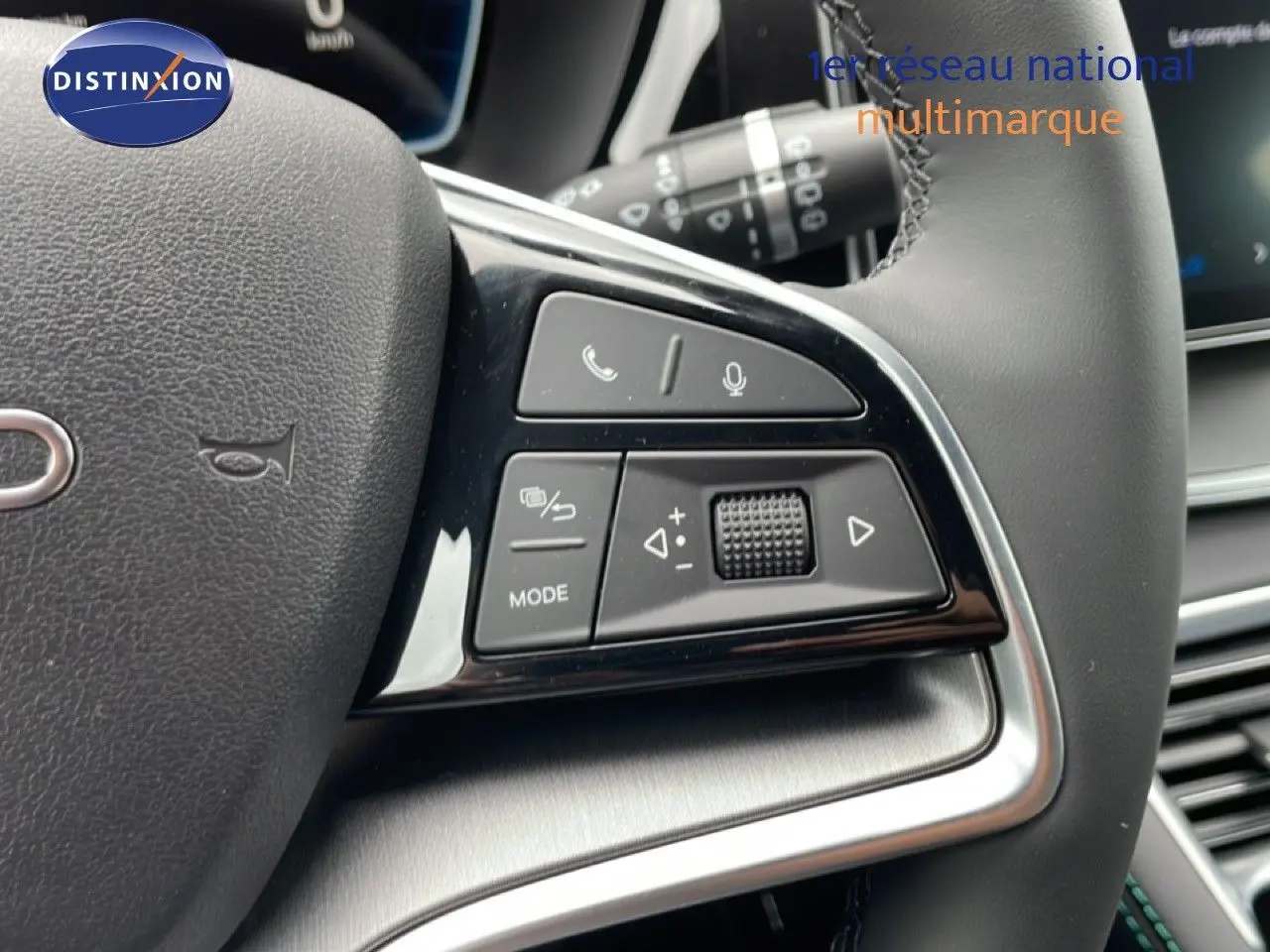 Gros plan sur les commandes au volant côté gauche du BYD SEAL U 2026 en cuir noir, soulignant les boutons multifonctions.