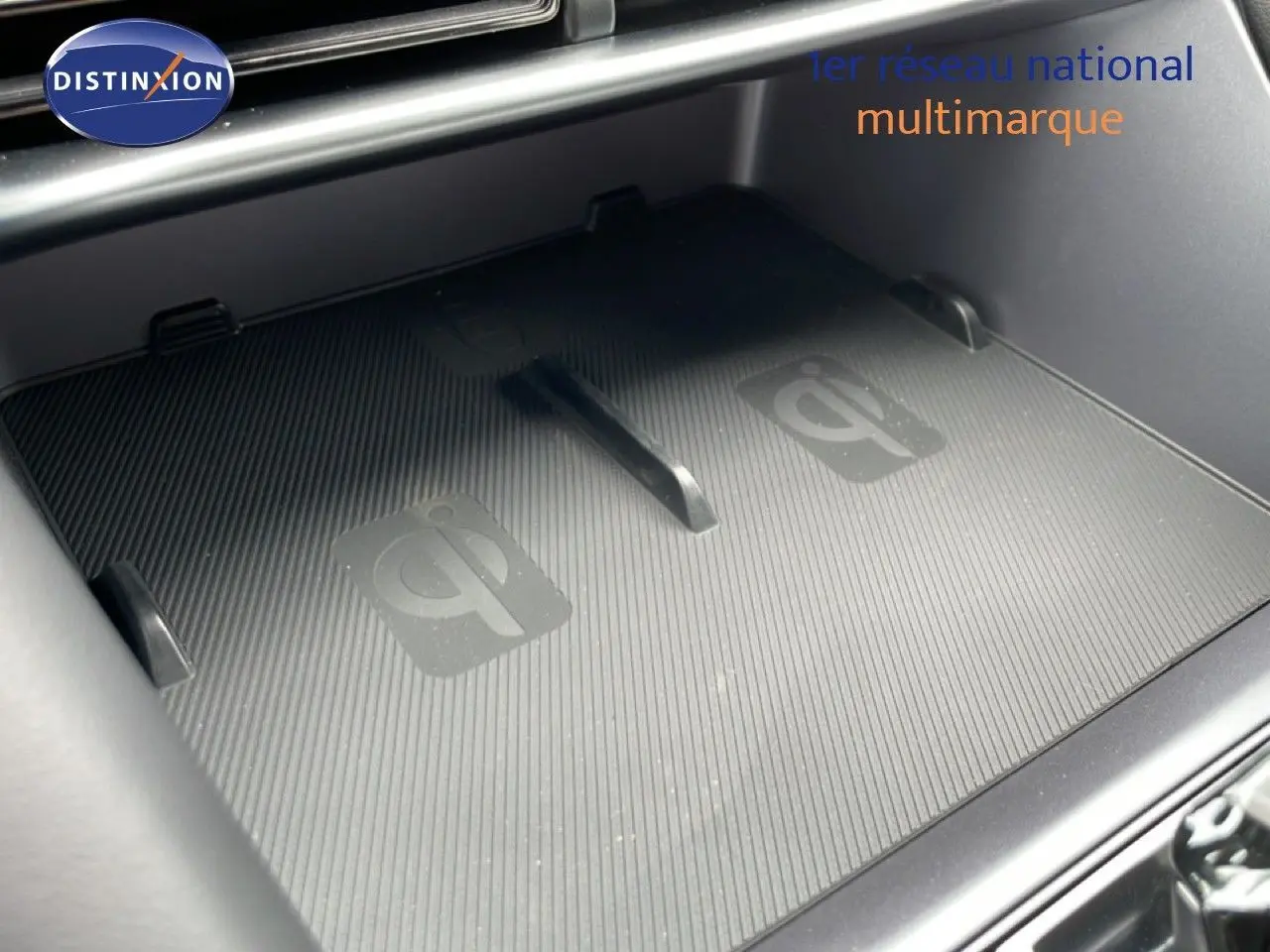 Gros plan sur le chargeur sans fil intérieur du BYD SEAL U 2026 en finition TIME GREY METAL.