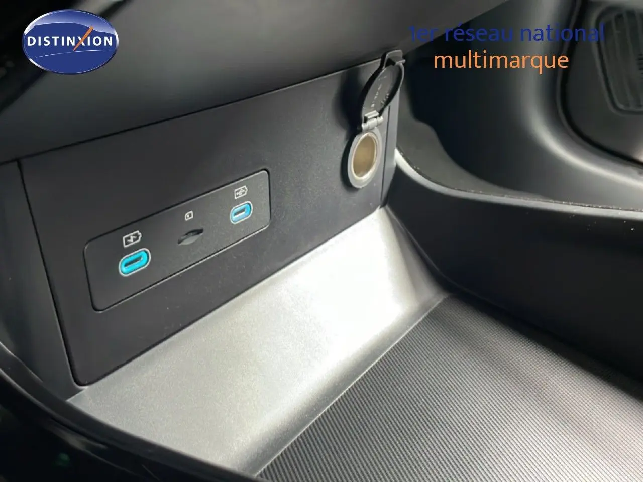 Gros plan sur la console centrale du BYD SEAL U 2026 montrant deux ports USB-C bleus et une prise 12V ouverte.