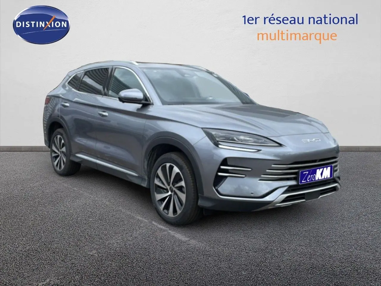 Vue 3/4 avant du SUV BYD SEAL U gris métallisé avec calandre moderne et jantes distinctives.