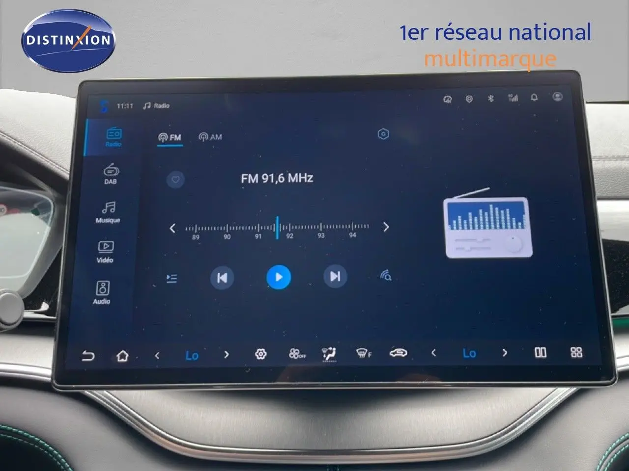 Écran tactile central allumé du BYD SEAL U 2026, vue intérieure avec interface radio FM affichée en bleu et noir.