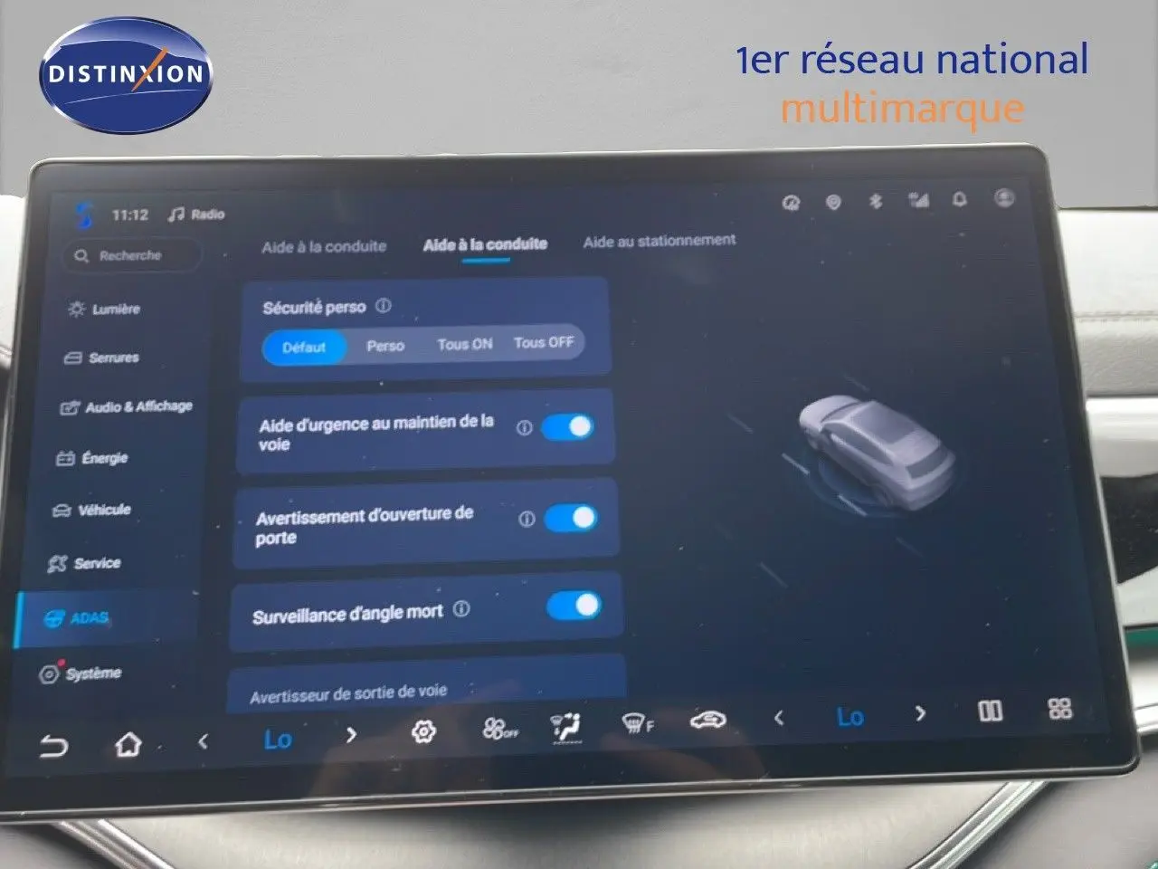 Écran tactile intérieur du BYD SEAL U 2026 affichant les options d’aide à la conduite sur fond sombre.
