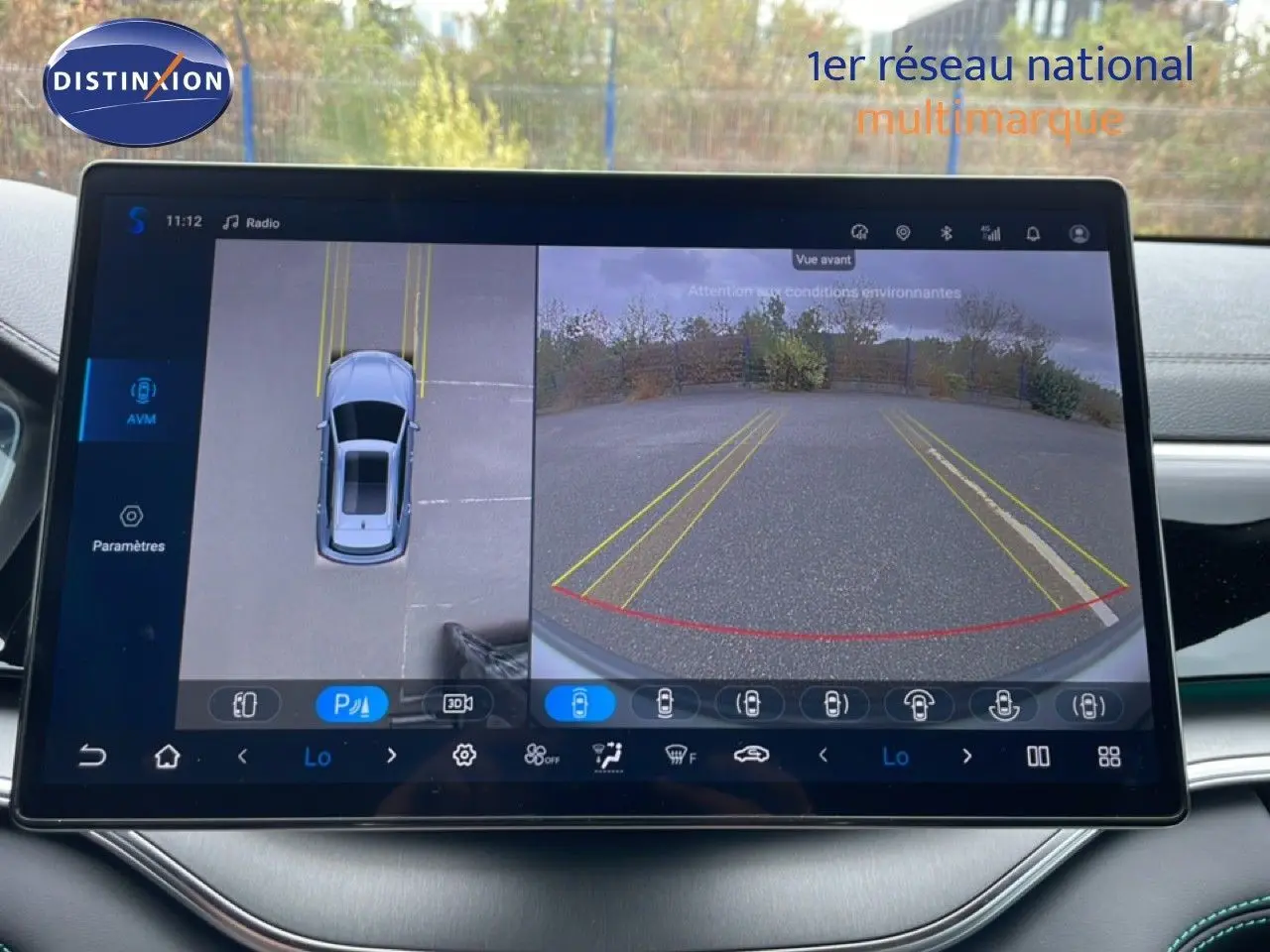 Écran central du BYD SEAL U 2026 montrant la vue caméra 360 et arrière en stationnement, intérieur noir.