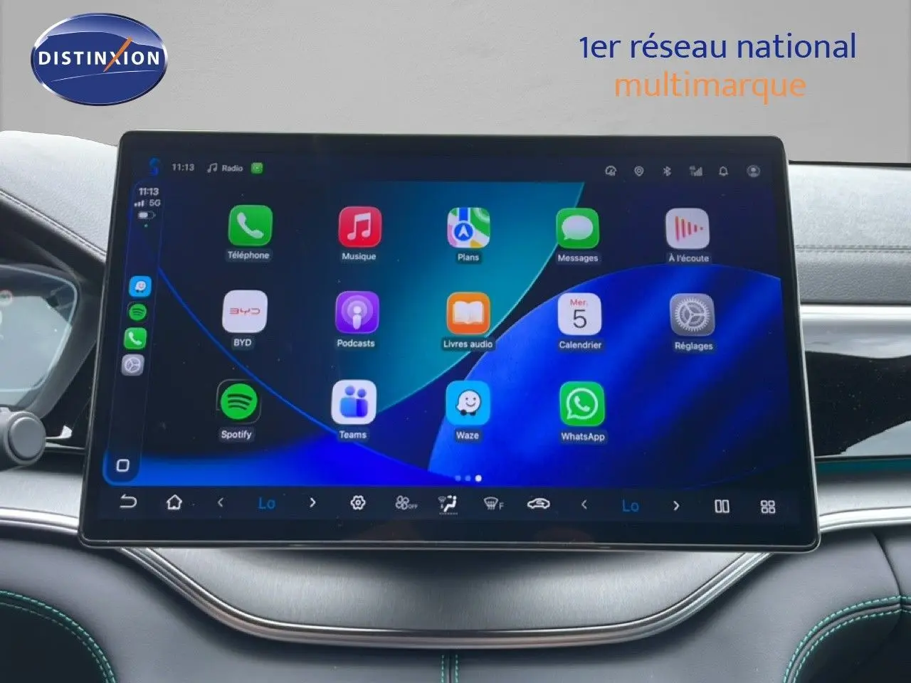 Vue intérieure centrée sur l’écran tactile du tableau de bord du BYD SEAL U 2026 avec interface connectée colorée.