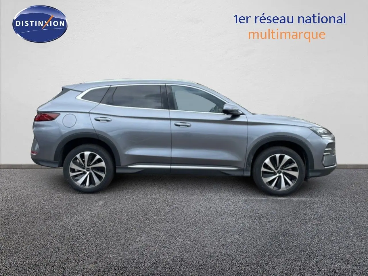 Vue de profil côté gauche du SUV BYD SEAL U 2026 en gris métallisé avec jantes bicolores et vitres teintées.
