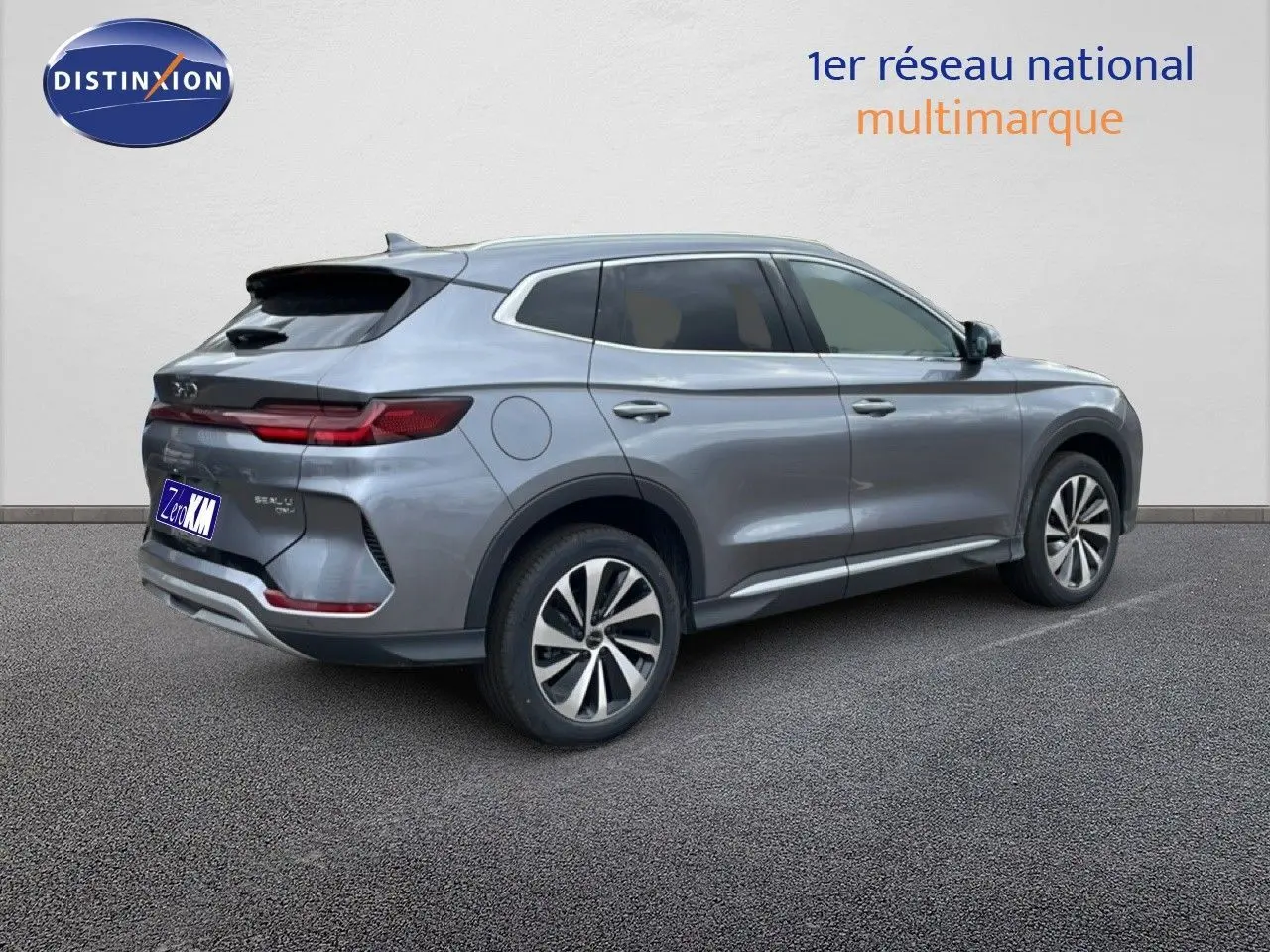 Vue 3/4 arrière droite d'un SUV BYD SEAL U gris métallisé avec feux arrière LED et jantes alliage bicolores.
