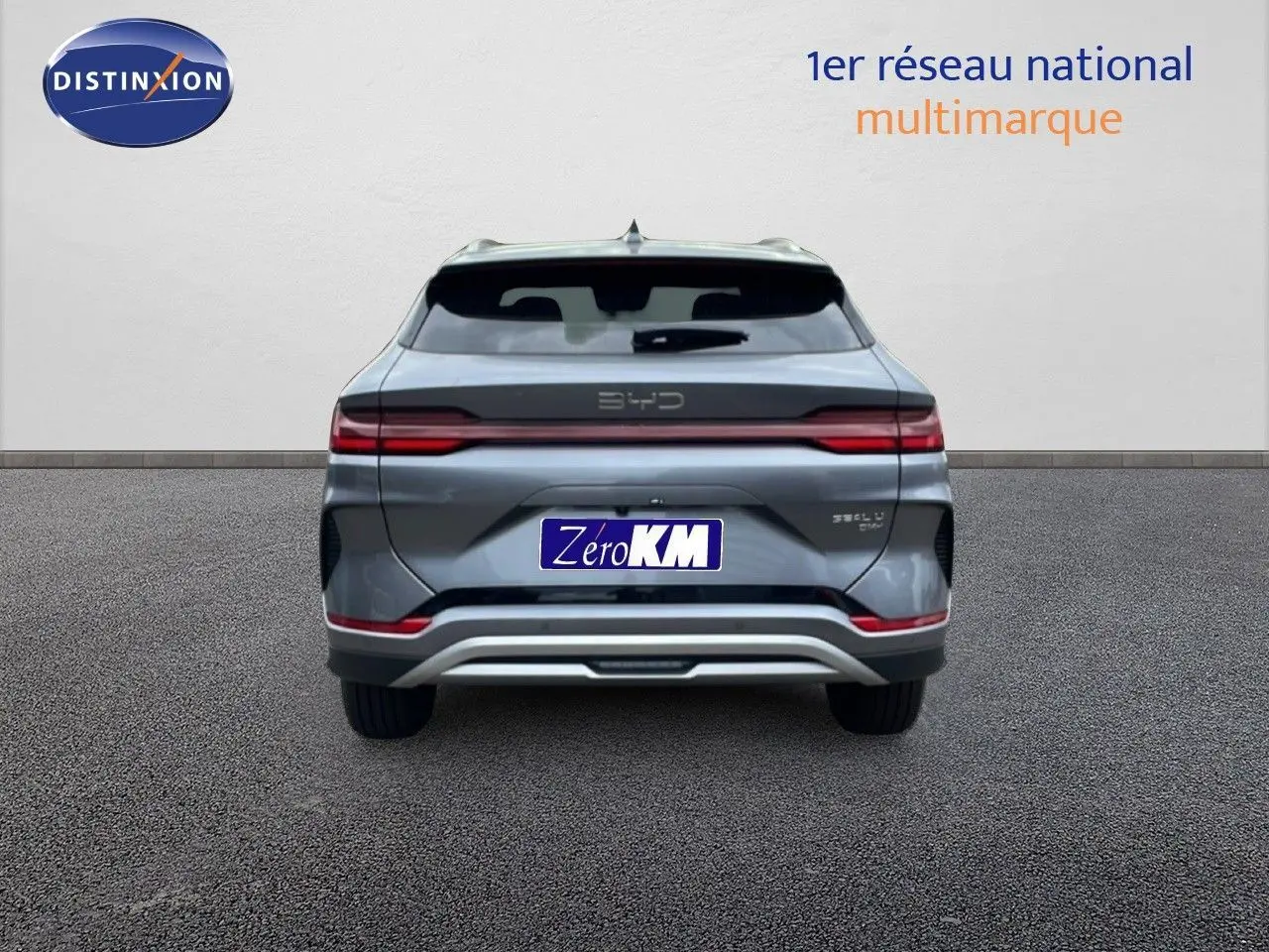 Vue arrière du BYD SEAL U 2026 en gris métallisé TIME GREY, avec feux LED horizontaux et logo BYD centré.