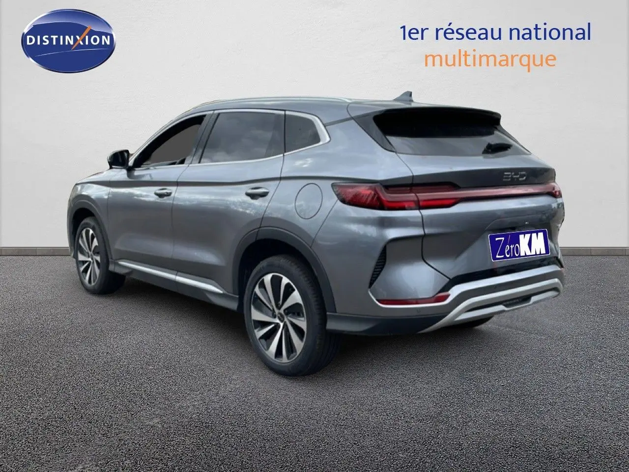 Vue 3/4 arrière droite du SUV BYD SEAL U hybride rechargeable gris métallisé avec feux arrière LED et jantes alliage.