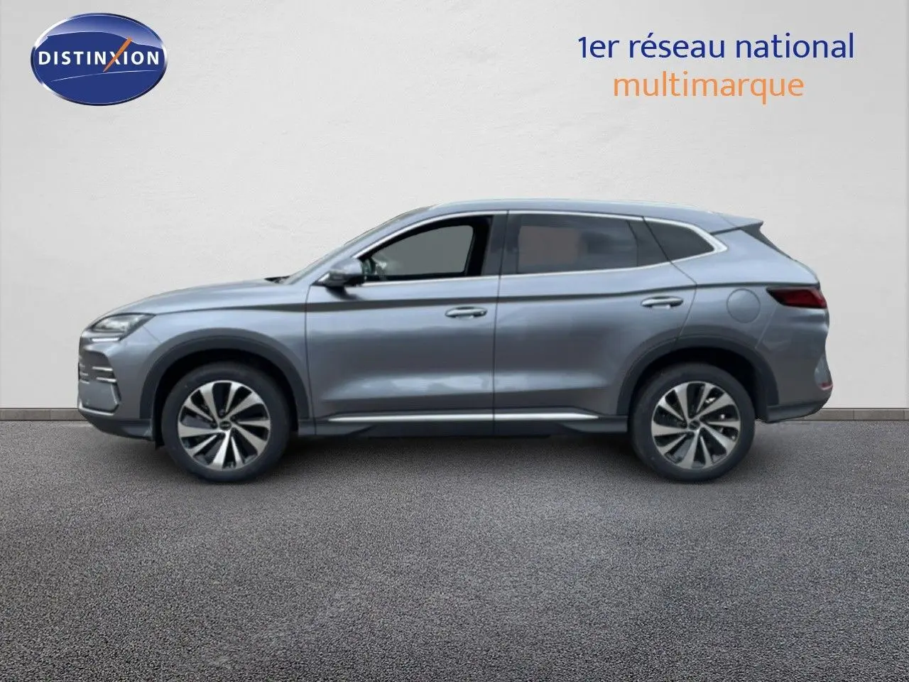 Vue latérale gauche d'un SUV BYD SEAL U 2026 en gris métallisé avec jantes alliage et vitres teintées.