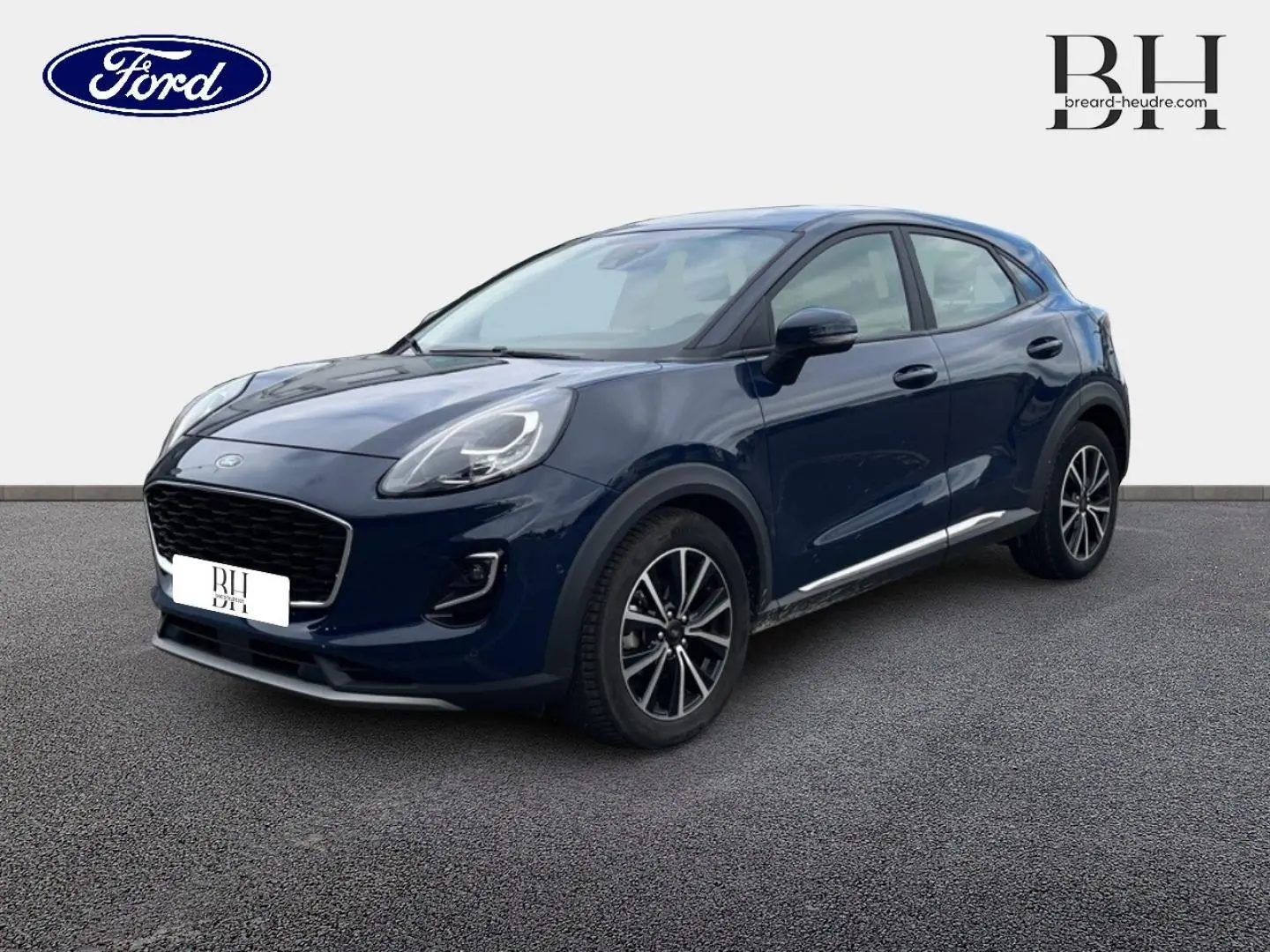 Ford Puma bleu Abysse en 3/4 avant droit avec jantes alliage noires et détails chromés sur bas de caisse.