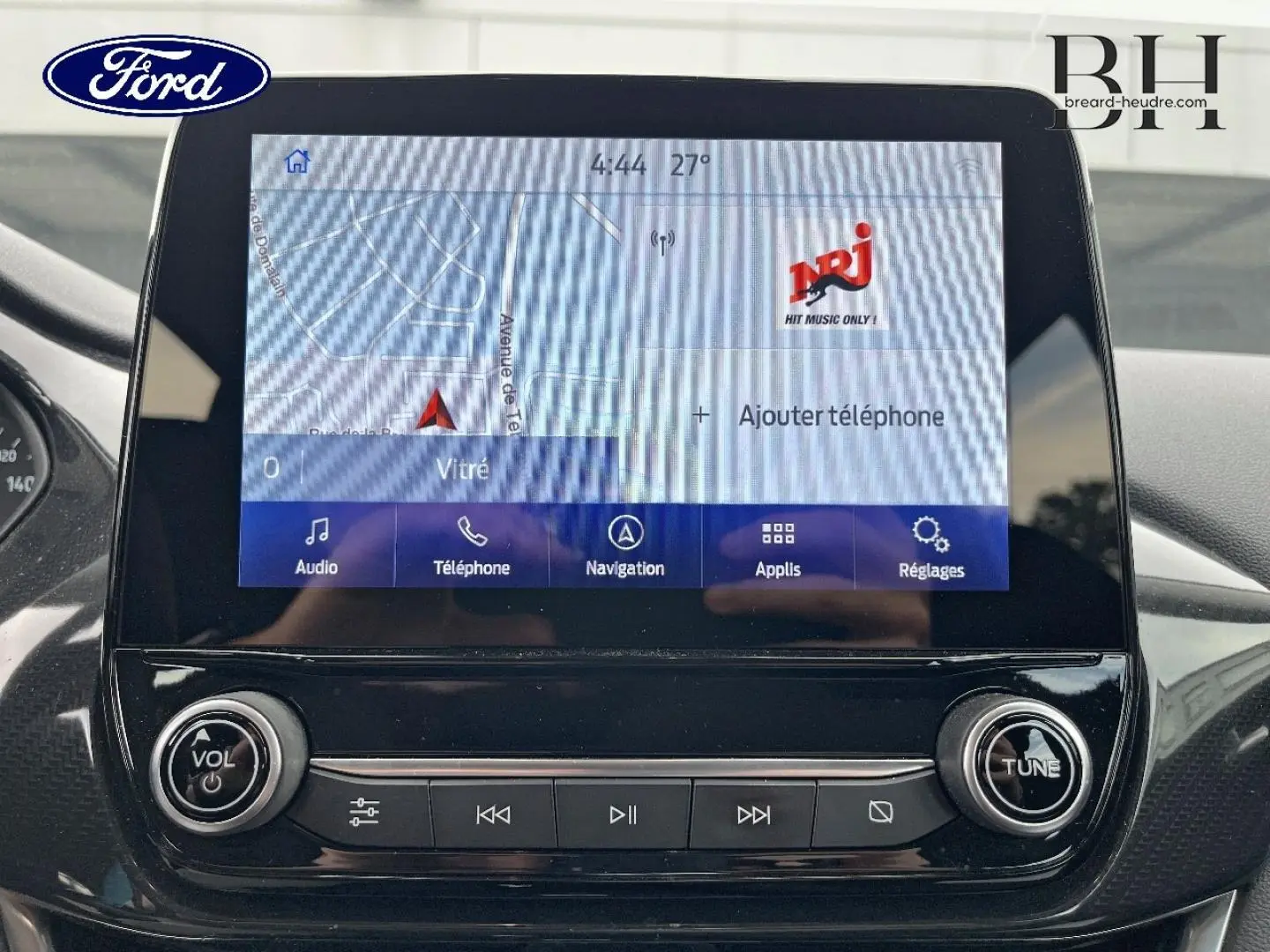 Écran tactile central du Ford Puma 2023 montrant la navigation et les options multimédia, intérieur noir.