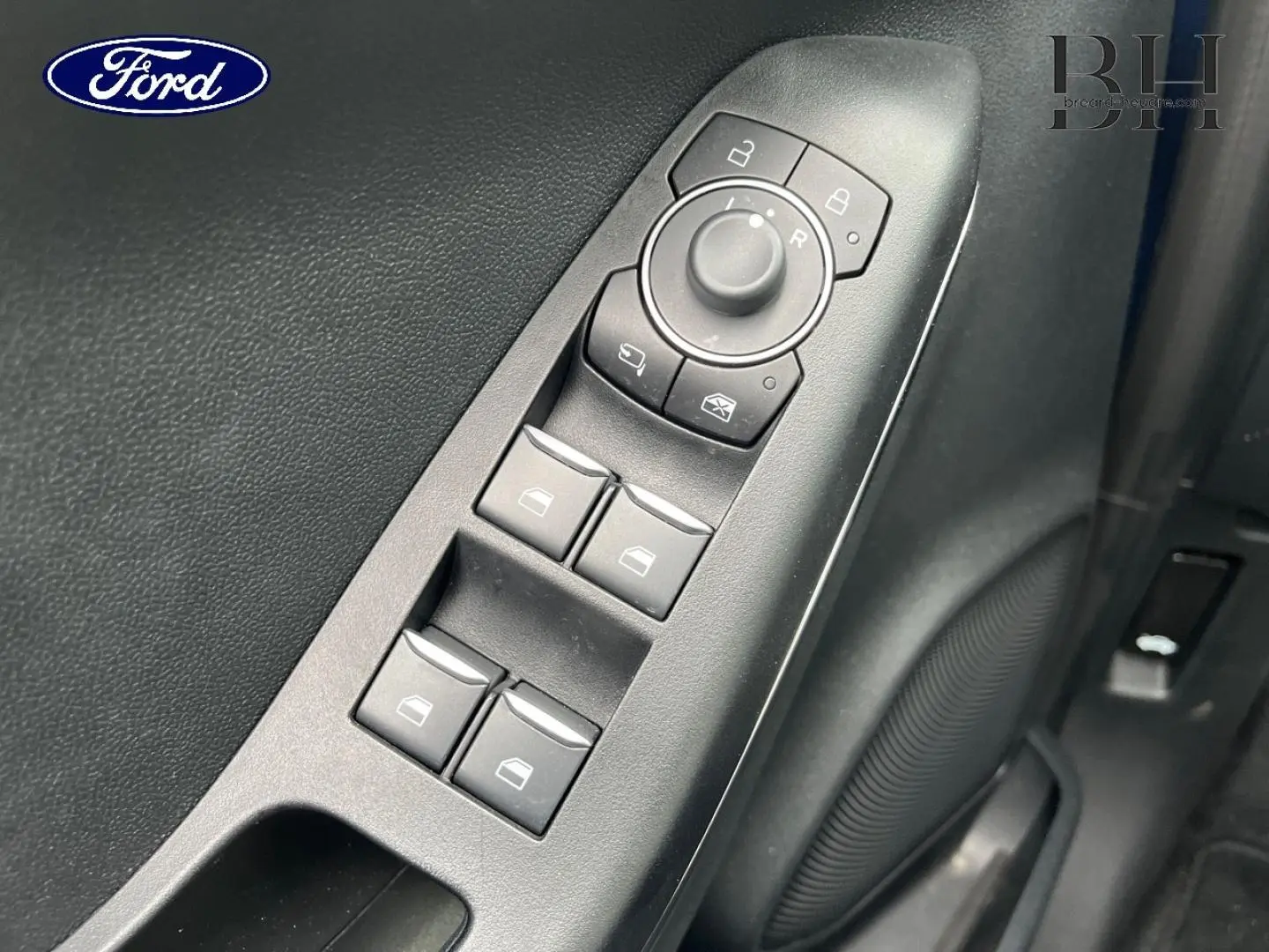 Vue rapprochée des commandes de lève-vitres et réglages des rétroviseurs côté conducteur du Ford Puma 2023.