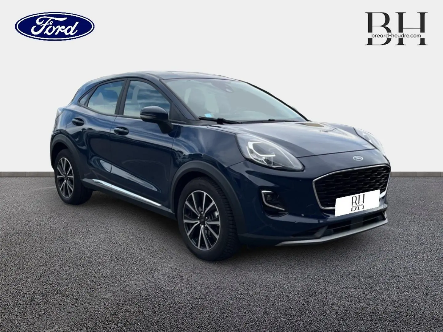 Ford Puma bleu Abysse en 3/4 avant droit, avec jantes alliage noires et calandre imposante noire.