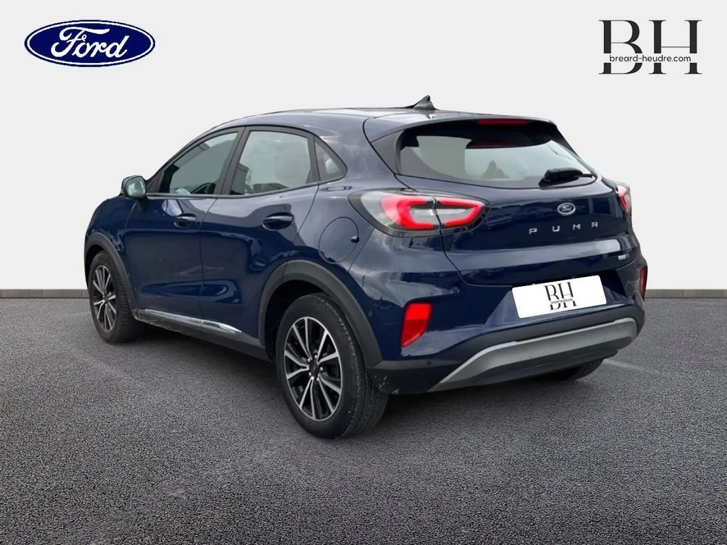 Ford Puma bleu Abysse en 3/4 arrière droit, avec feux LED et jantes alliage noires 17 pouces.