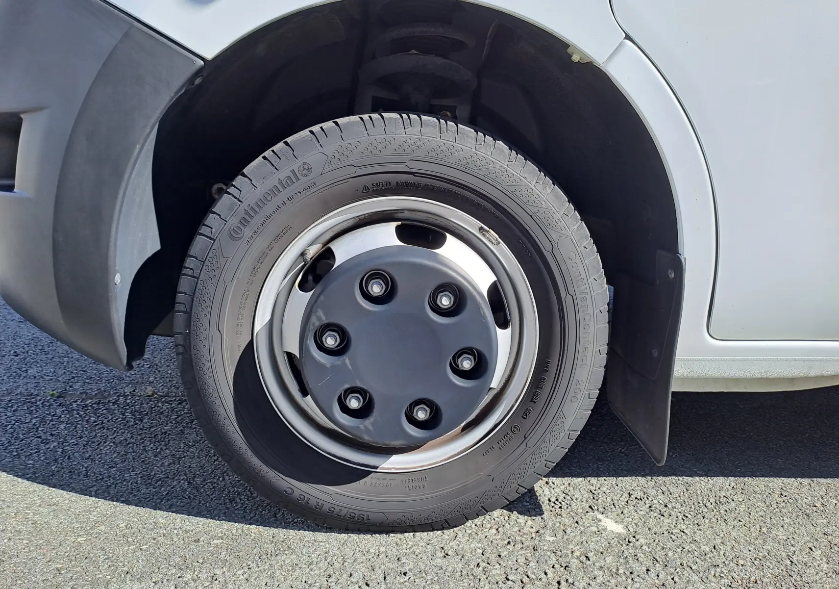 Gros plan sur la roue avant gauche du Nissan Interstar blanc 2024, avec jante acier et pneu Continental.