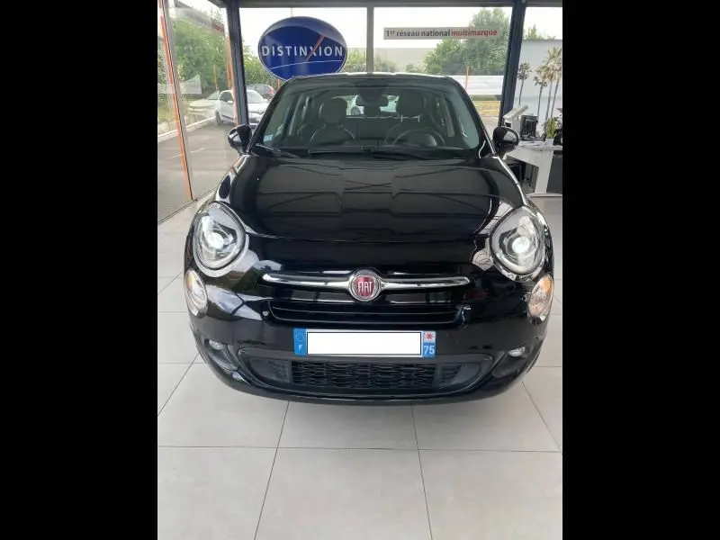 Vue de face d'une FIAT 500X noire 2018 en showroom, avec phares allumés et logo FIAT visible sur la calandre.