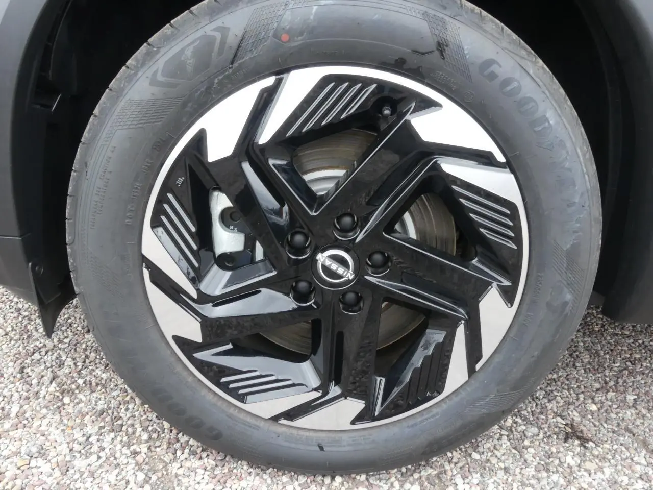 Gros plan sur la jante alliage noire et argentée du Nissan Qashqai 1.5 e-Power gris métallisé, roue avant droite.