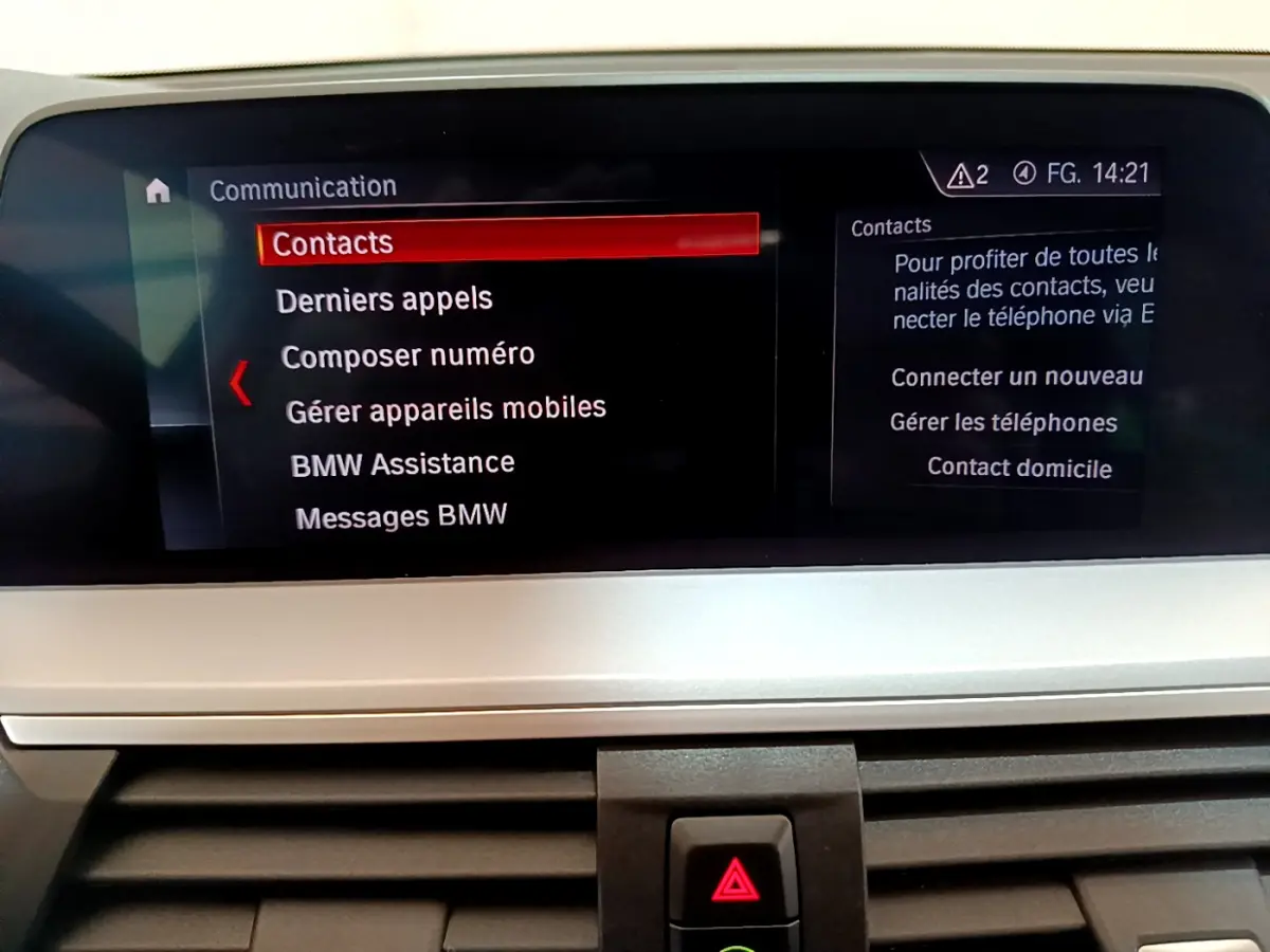 Écran central du tableau de bord du BMW X3 2020 affichant le menu communication avec options de contacts et appels.