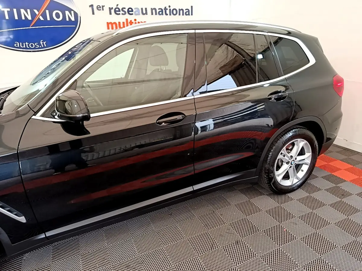 Vue latérale côté gauche d'un BMW X3 noir 2020 avec jantes alliage et rétroviseurs noirs brillants.