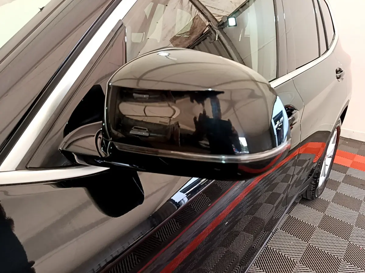 Rétroviseur côté conducteur noir brillant du BMW X3 xDrive20d 2020, avec reflet de l'environnement intérieur.