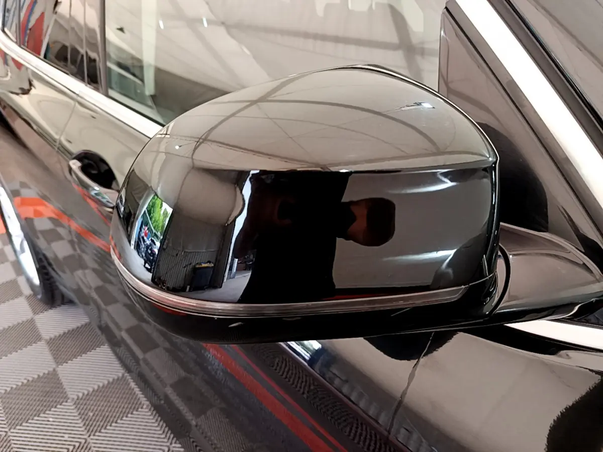 Rétroviseur côté gauche noir brillant de BMW X3 xDrive20d 2020 avec clignotant intégré en bande chromée.