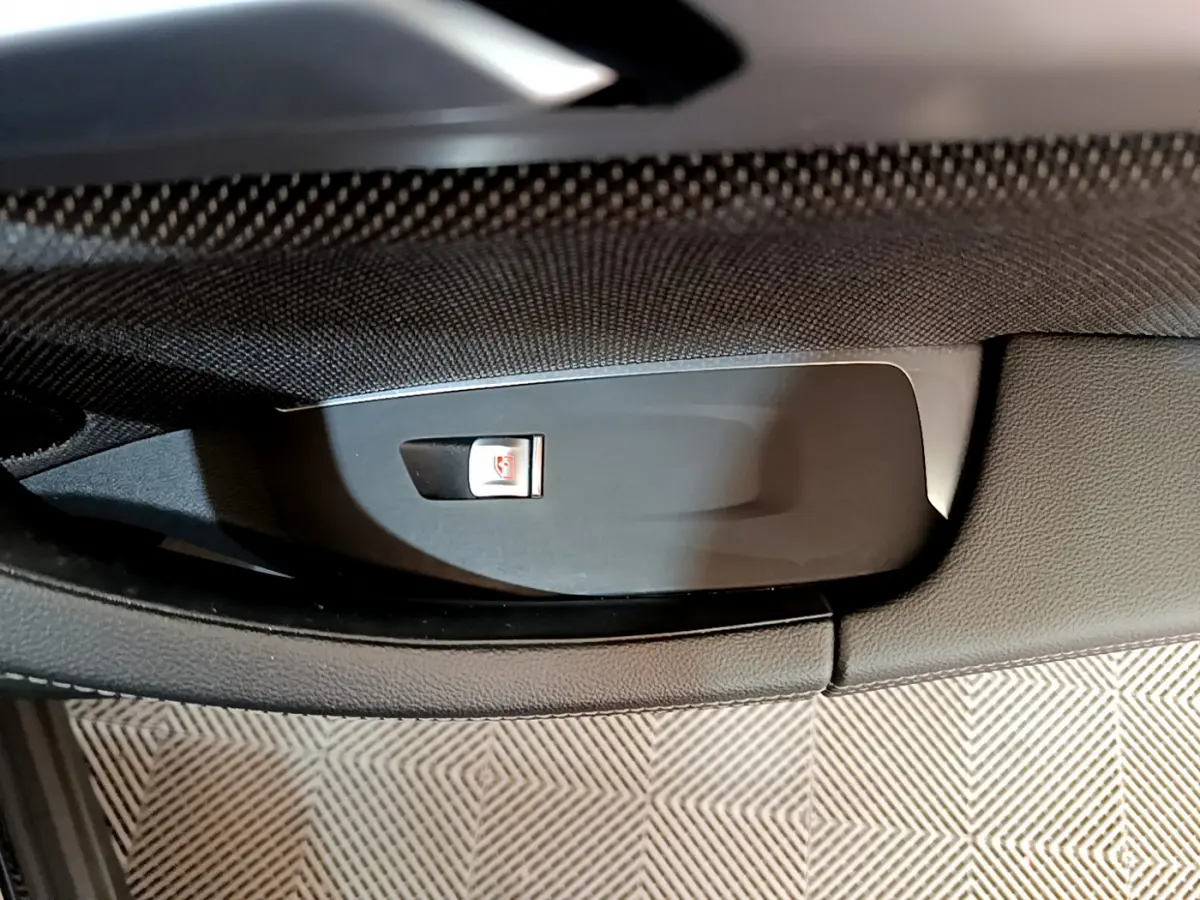 Gros plan sur le bouton de verrouillage centralisé dans la portière intérieure noire d'un BMW X3 xDrive20d 2020.