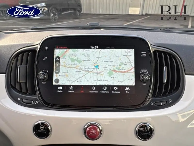 Écran tactile central avec navigation active dans l'habitacle blanc Bossa Nova d'une Fiat 500 vue de face.
