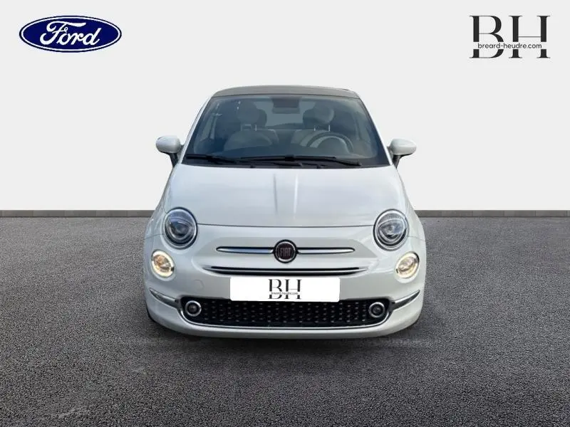 Vue avant d'une Fiat 500 blanche Bossa Nova avec phares ronds et toit panoramique en verre visible.