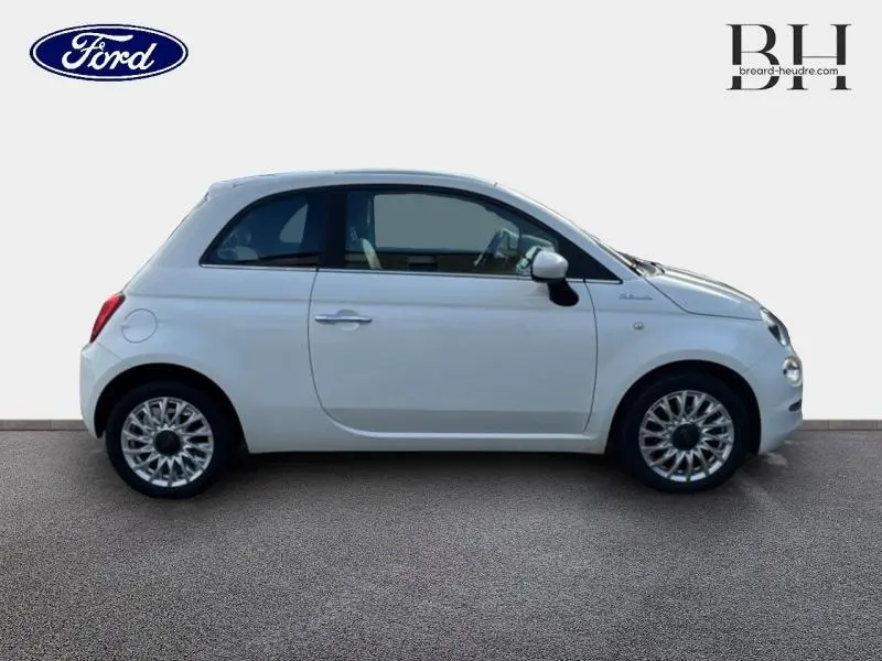 Profil droit d'une FIAT 500 blanche Bossa Nova Pastel, avec jantes alu et toit panoramique en verre visible.