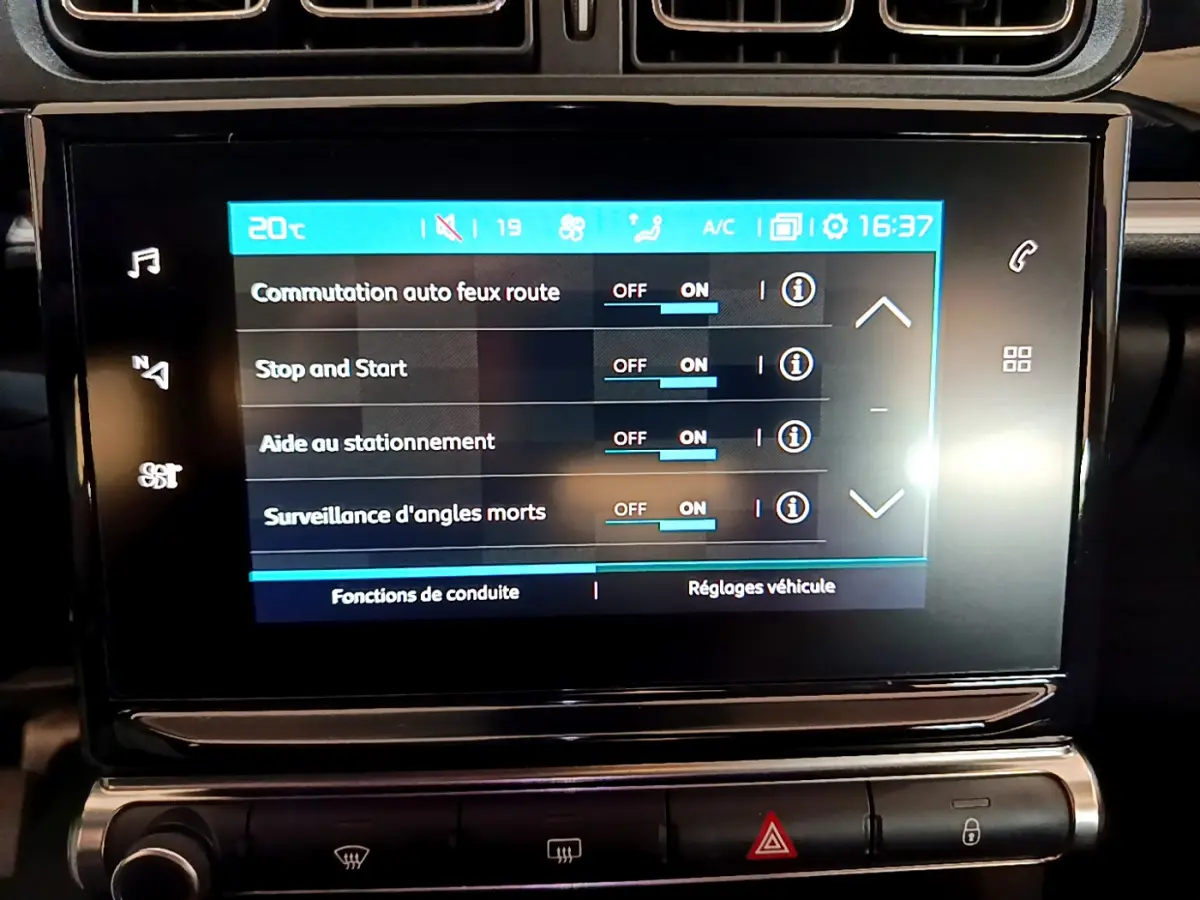 Écran tactile central de la Citroën C3 blanche 2019 affichant les réglages d'aides à la conduite.