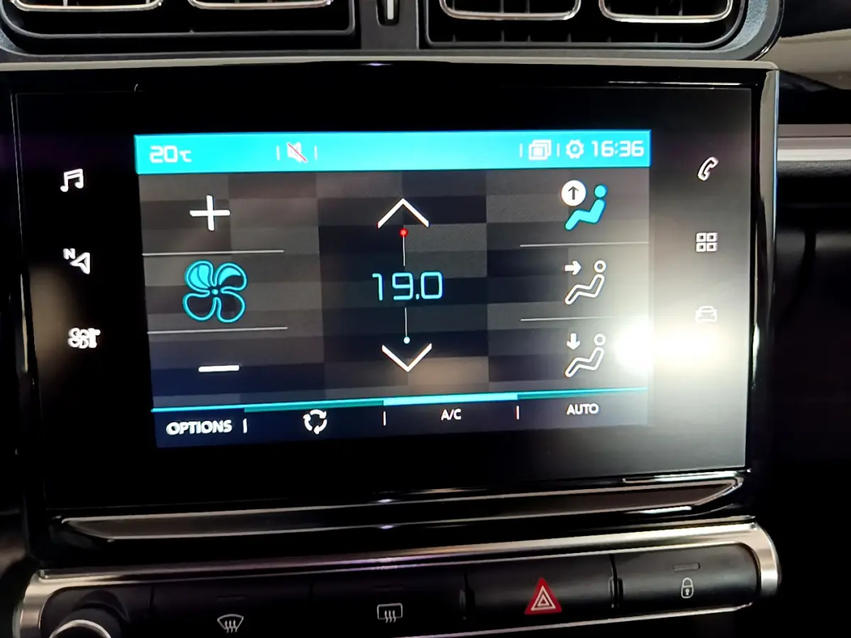 Écran tactile central affichant la climatisation à 19°C dans l'habitacle d'une Citroën C3 blanche de 2019.