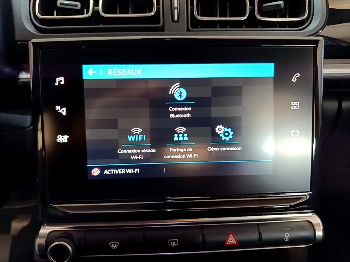 Écran tactile central de la Citroën C3 blanc 2019 affichant les options de connexion Wi-Fi et Bluetooth