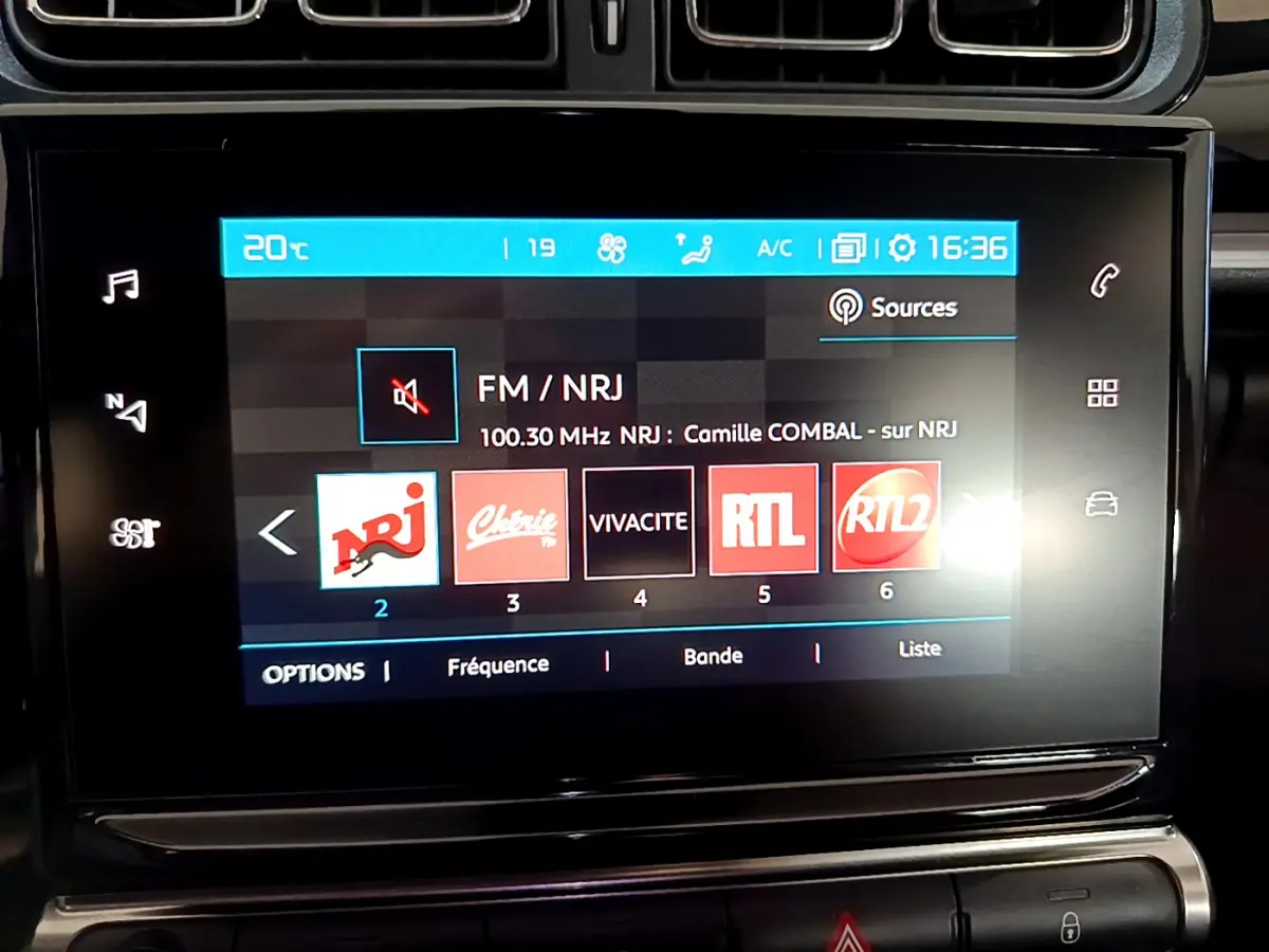 Écran tactile central de la Citroën C3 blanche affichant les stations radio FM avec interface moderne et claire.