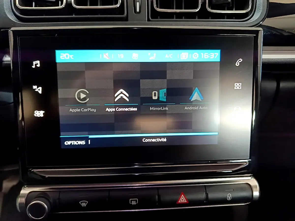 Écran tactile central affichant les options de connectivité Apple CarPlay et Android Auto dans une Citroën C3 blanche de 2019.