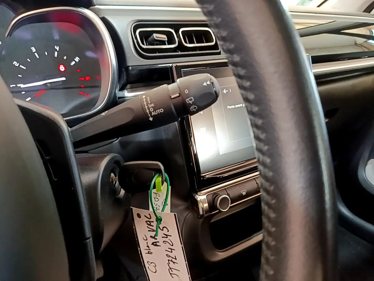 Vue intérieure rapprochée du tableau de bord et volant cuir noir de la Citroën C3 Shine Business 2019.