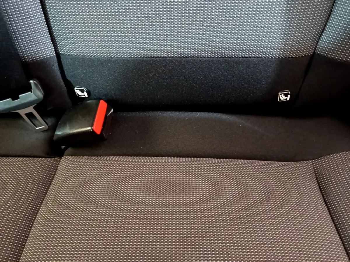 Gros plan sur la banquette arrière noire et grise de la Citroën C3 2019 avec attaches Isofix visibles.