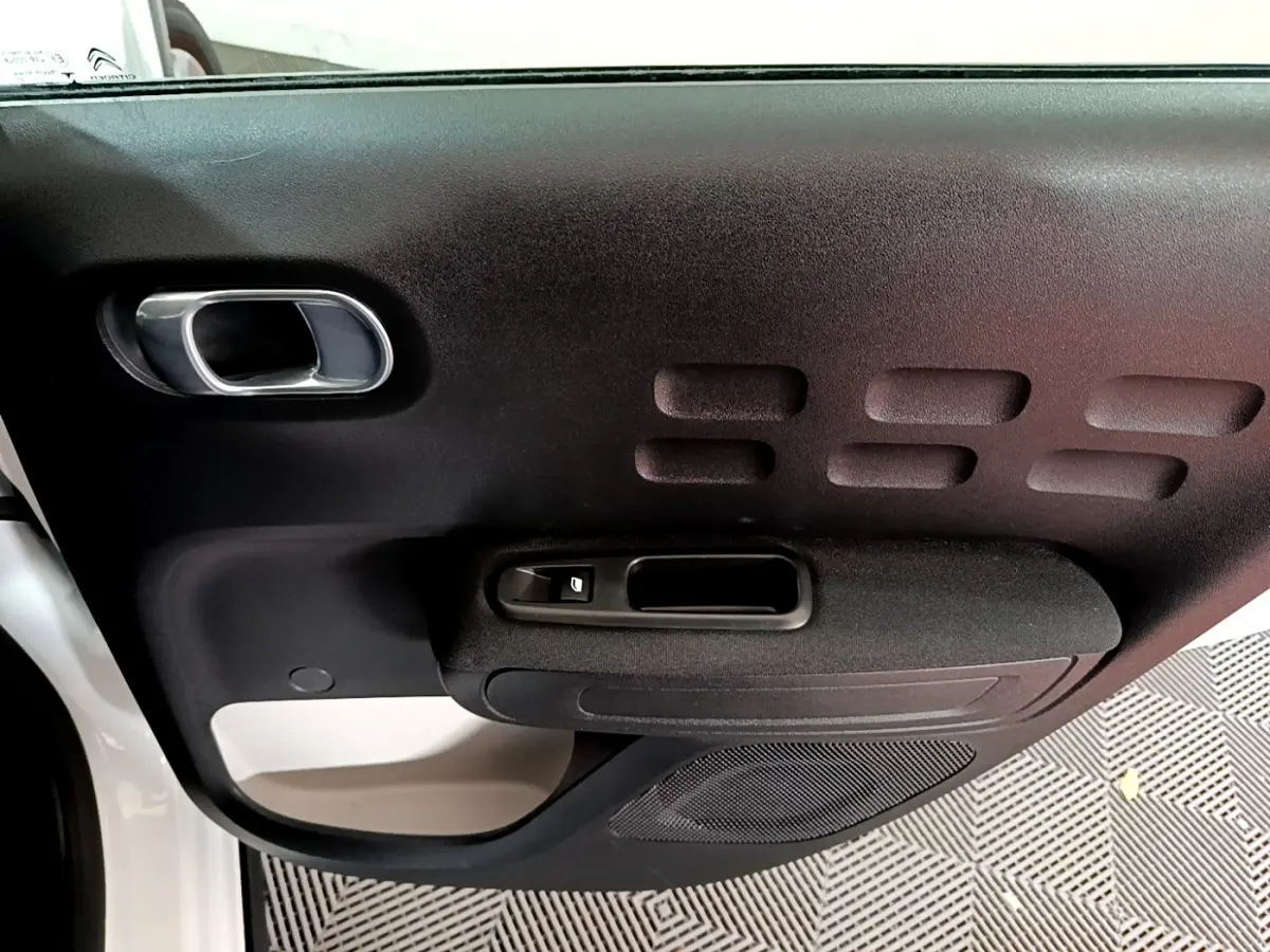 Gros plan sur la porte côté gauche noire et blanche de la Citroën C3 PureTech 110 Shine Business 2019.