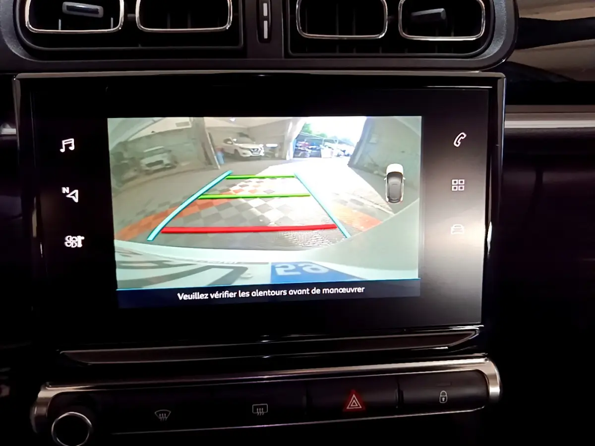 Écran tactile central montrant la caméra de recul avec guidage coloré dans une Citroën C3 blanche de 2019.