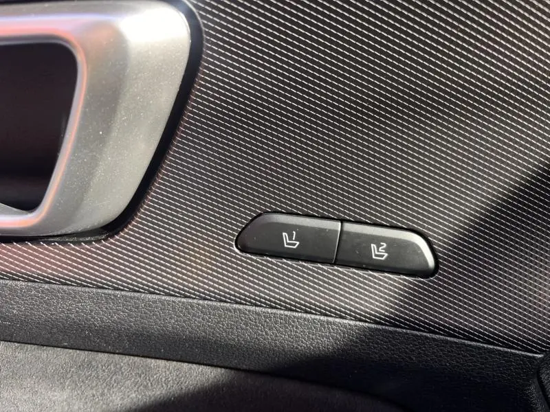 Détail des boutons de réglage mémoire des sièges sur la porte côté conducteur du KIA Sportage blanc nacré.