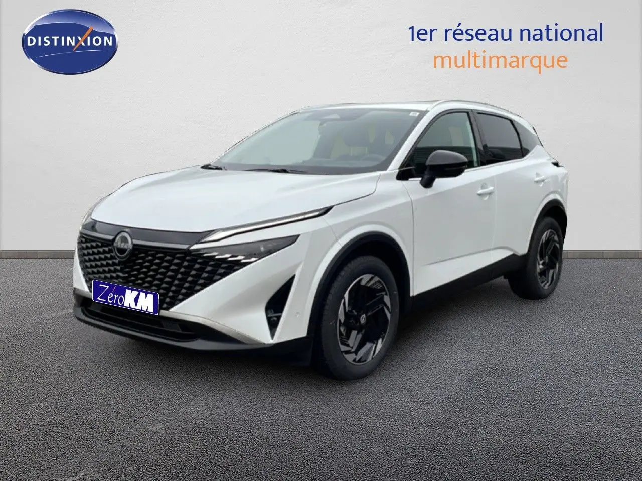 Nissan Qashqai blanc nacré métal en 3/4 avant droit, avec calandre noire et jantes noires distinctives.