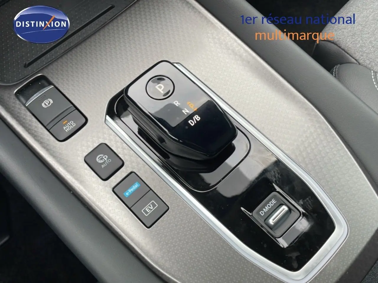 Gros plan sur la console centrale du Nissan Qashqai 2025, montrant le levier de vitesses automatique et les boutons de mode de conduite.