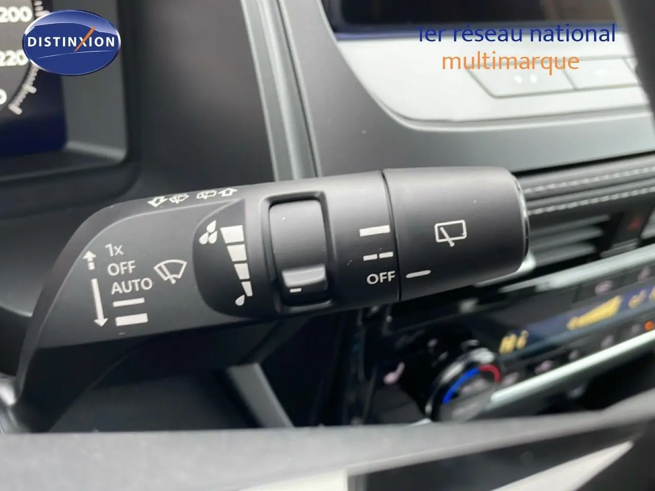 Gros plan sur la commande d’essuie-glace du Nissan Qashqai 2025, intérieur noir avec tableau de bord moderne.